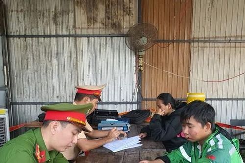 Thanh niên vi phạm tốc độ, liều lĩnh lao xe máy vào CSGT