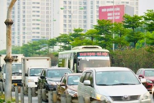 Chưa hết kỳ nghỉ lễ, cao tốc hướng về Hà Nội ùn ứ kéo dài