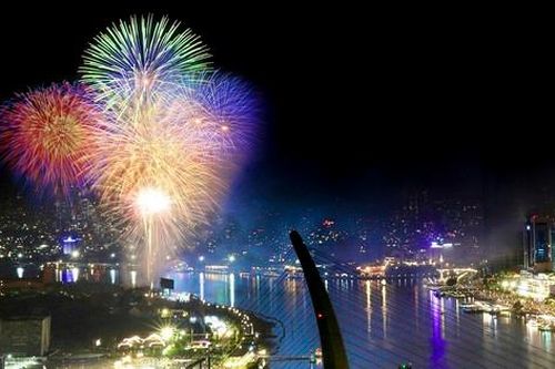 Pháo hoa rực sáng trên bầu trời TPHCM mừng non sông liền một dải