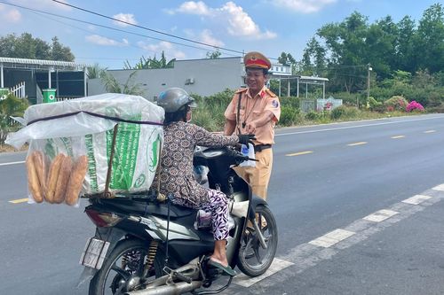 CSGT Bạc Liêu tổ chức hoạt động 'Tiếp sức chặng đường dài'