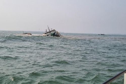 Cứu 10 thuyền viên bị nạn trên khu vực biển Nam Định