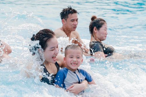 Khách ùn ùn đến 'Tuần Châu trên cạn' ở Hà Nội giải nhiệt, săn vé hời giờ chót