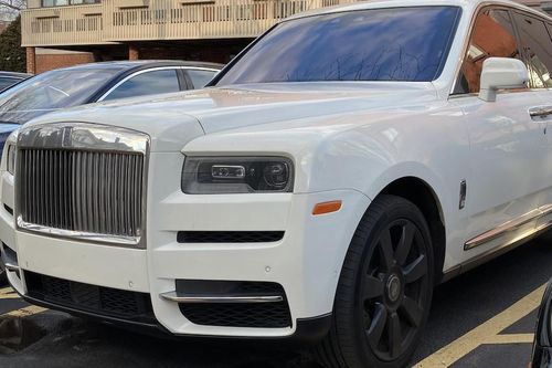 Giá chỗ đậu xe đắt ngang căn biệt thự, chỉ đại gia đi Rolls-Royce mới thuê nổi