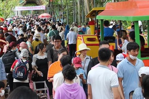 Lễ 30/4: Nắng nóng gay gắt, dân chen nhau 'ngạt thở' ở Thảo Cầm Viên