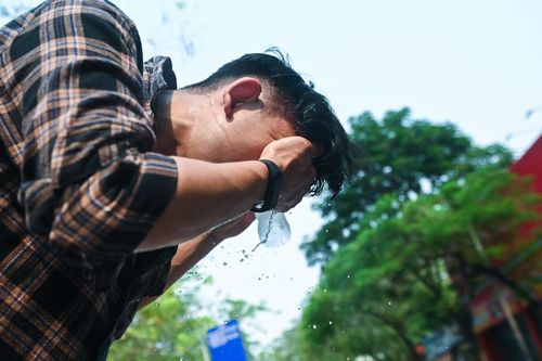 Đánh vật với nắng nóng ngày nghỉ lễ 30/4