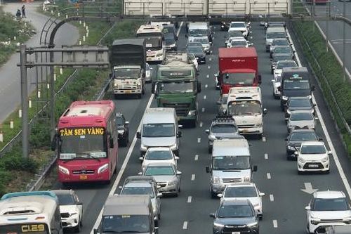 Chưa kết thúc kỳ nghỉ lễ 30/4 - 1/5, dòng ô tô đã xếp hàng vào trung tâm Hà Nội