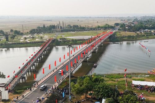 Thiêng liêng lễ Thượng cờ 'Thống nhất non sông' tại Đôi bờ Hiền Lương - Bến Hải