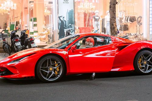 Nữ đại gia Hà Nội lái siêu xe Ferrari F8 Spider chục tỷ dạo phố dịp nghỉ lễ