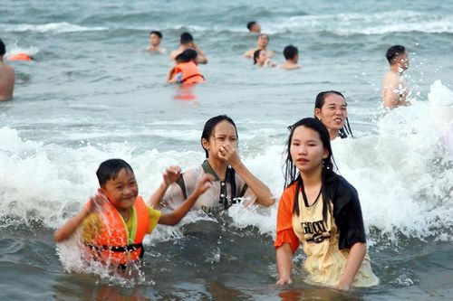 Vạn du khách đổ đến bãi biển đẹp nhất Hà Tĩnh vui chơi dịp lễ 30/4