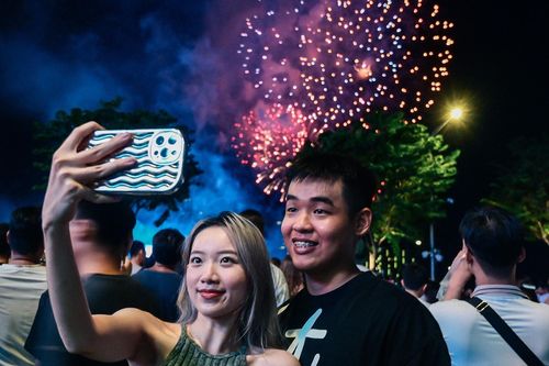 Bờ sông Sài Gòn chật cứng người xem pháo hoa