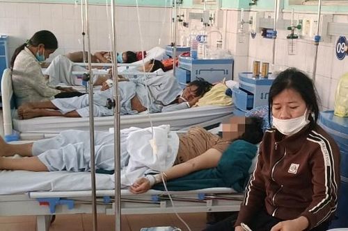 Người mẹ bàng hoàng kể phút con trai bay khỏi xe khách sau cú tông mạnh