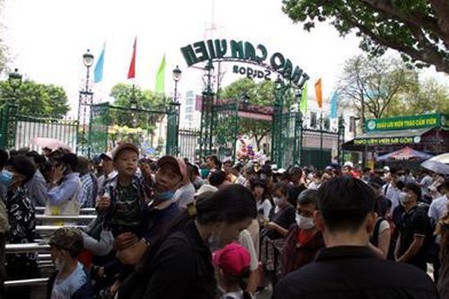 Nắng nóng gay gắt, người dân TP Hồ Chí Minh đổ về Thảo Cầm Viên tránh nóng