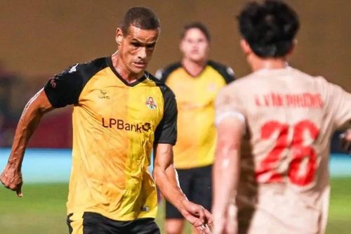 Đội huyền thoại Brazil vẫn thua tan nát CLB V-League; Arsenal duy trì ngôi đầu tại giải Ngoại hạng Anh