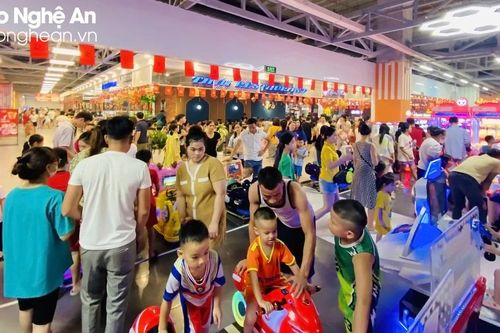 Chen chân đến các điểm vui chơi, mua sắm tại thành phố Vinh dịp lễ