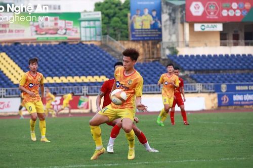Sông Lam Nghệ An khổ luyện dưới nắng nóng nghênh đón CLB Hà Nội