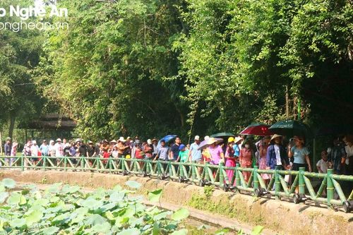 Hàng vạn du khách về thăm quê Bác dịp nghỉ lễ