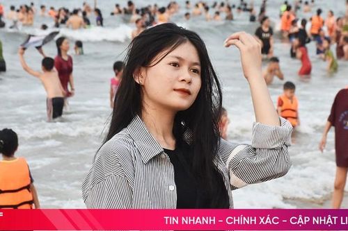 Tấp nập du khách đến 'giải nhiệt' ở biển Thiên Cầm