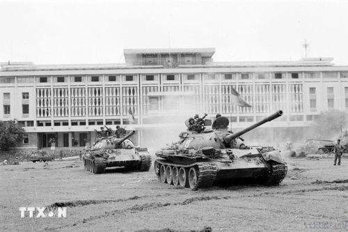 49 năm thống nhất đất nước: Nhịp cầu hàn gắn vết thương chiến tranh