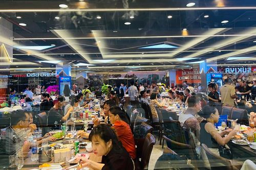 TP Hồ Chí Minh: Người dân đổ về các siêu thị, trung tâm thương mại 'trốn nóng'