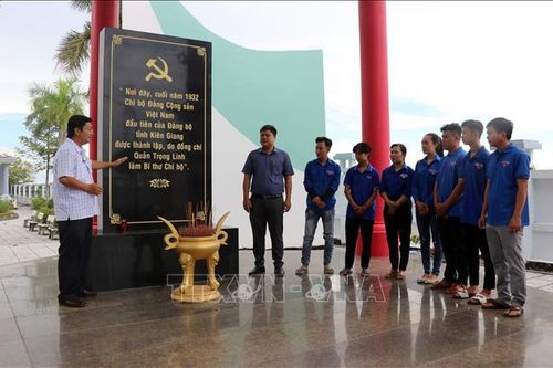 Khơi dậy lòng yêu nước cho thanh niên qua các 'địa chỉ đỏ'