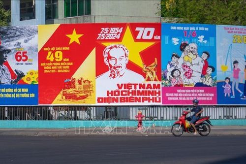 Đường phố TP Hồ Chí Minh rực rỡ cờ hoa chào mừng 49 năm thống nhất đất nước