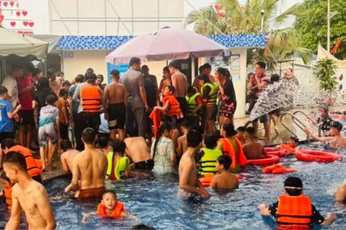 Một nam sinh đuối nước thương tâm ở bể bơi đông nghẹt người