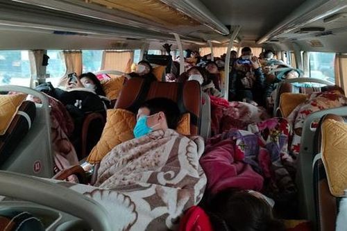 Hết nghỉ lễ, dân tình lên tàu xe quay lại thành phố: Bác sĩ mách các bí kíp chống say hiệu quả