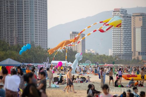 Hàng nghìn du khách đổ về biển Đà Nẵng 'giải nhiệt' trong kỳ nghỉ lễ