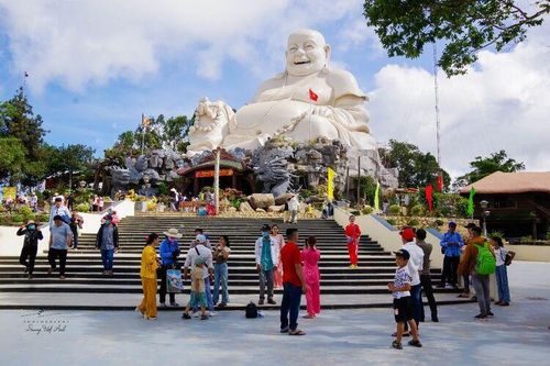 Thăm thú núi Cấm trong kỳ nghỉ lễ