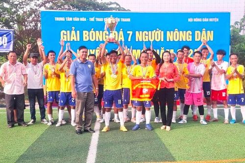 Đội bóng xã Long Điền B vô địch Giải Bóng đá 7 người nông dân huyện Chợ Mới
