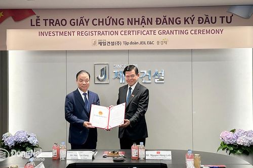 Bí thư Tỉnh ủy Nguyễn Hồng Lĩnh trao giấy chứng nhận đăng ký đầu tư cho Tập đoàn Jeil E&C, Hàn Quốc