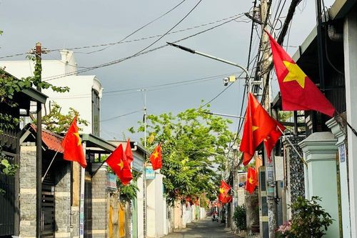 Người dân đồng loạt treo cờ Tổ quốc mừng đại lễ