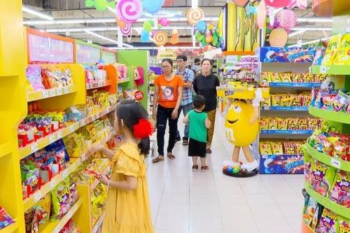 Ngại đi xa, nhiều gia đình chọn các khu du lịch, rạp chiếu phim 'trốn nóng' dịp lễ