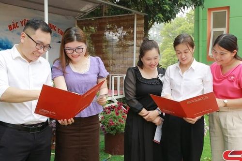Giáo viên vùng cao tiếp cận dịch vụ ngân hàng