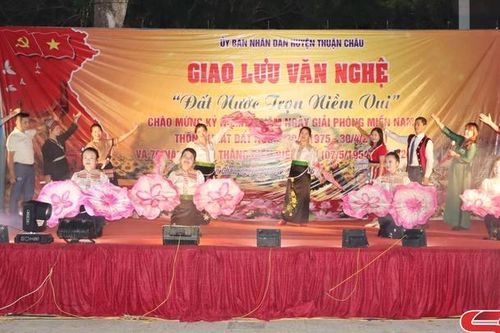 Giao lưu văn nghệ 'Đất nước trọn niềm vui'