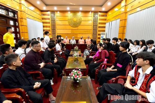 Giao lưu giữa phi công khinh khí cầu với học sinh Tuyên Quang
