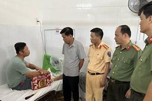 Thăm cán bộ bị thương khi đang làm nhiệm vụ