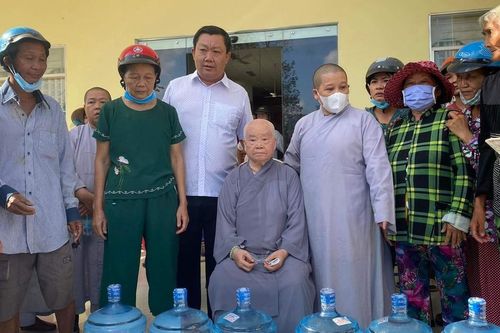 Tổ đình Từ Nghiêm (Q.10) tổ chức tặng nước ngọt tại tỉnh Long An và Tiền Giang