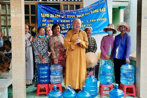 Chùa Liên Hoa (Q.11) tặng nước ngọt nghĩa tình tại tỉnh Tiền Giang