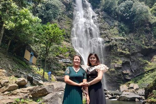 Nắng nóng đỉnh điểm, người dân Nghệ An tìm đến khe suối để 'giải nhiệt'