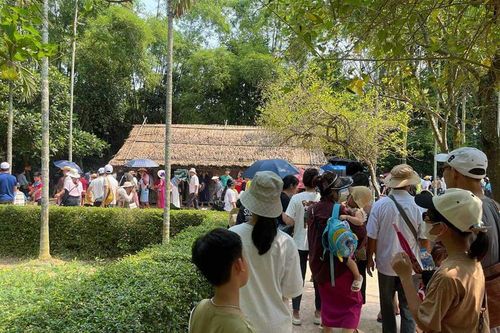 Hàng ngàn du khách hướng về quê Bác dịp nghỉ lễ 30/4 và 1/5