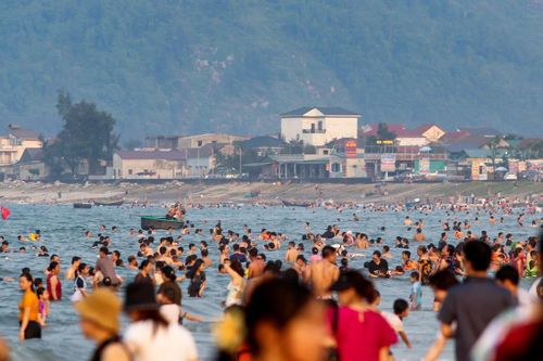 Hà Tĩnh: Bãi biển đông kín người dịp nghỉ lễ