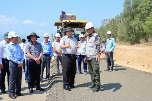 Thủ tướng yêu cầu thông tuyến cao tốc từ Quảng Ngãi tới TP HCM trong năm 2025