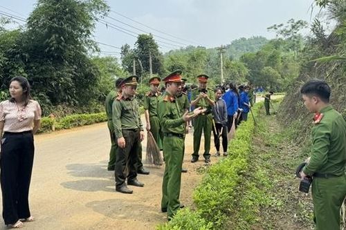 Công an xã Vân Am chung tay xây dựng nông thôn mới
