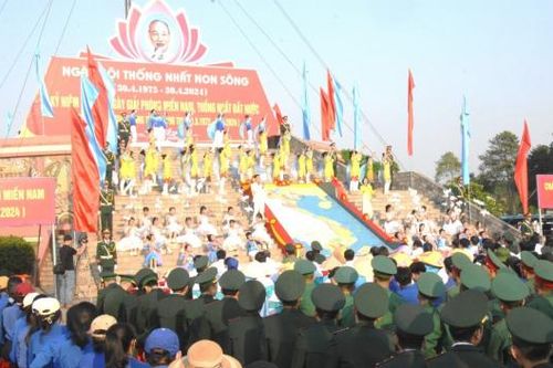 Lễ Thượng cờ 'Thống nhất non sông' ở cầu Hiền Lương - sông Bến Hải