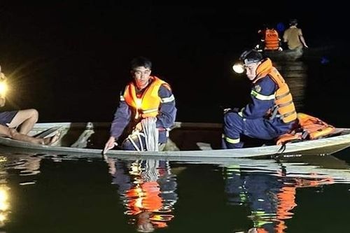 Tìm thấy thi thể cô gái bị đuối nước dưới hồ Đông Tiễn