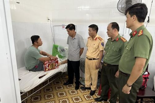 Thăm hỏi, động viên cán bộ CSGT bị thương khi làm nhiệm vụ