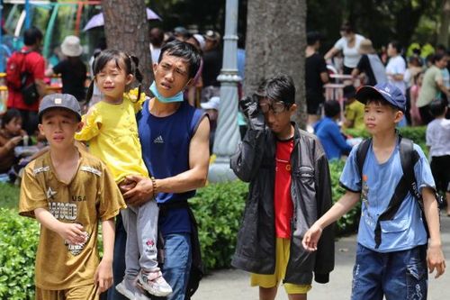Nghỉ lễ 30/4, du khách chen nhau từng cm trong Thảo Cầm Viên