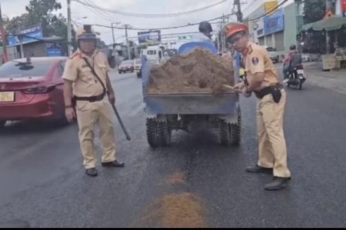 CSGT TP Hồ Chí Minh đội nắng xử lý sự cố trên đường