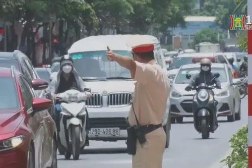 Căng mình bảo đảm trật tự giao thông trong nắng nóng